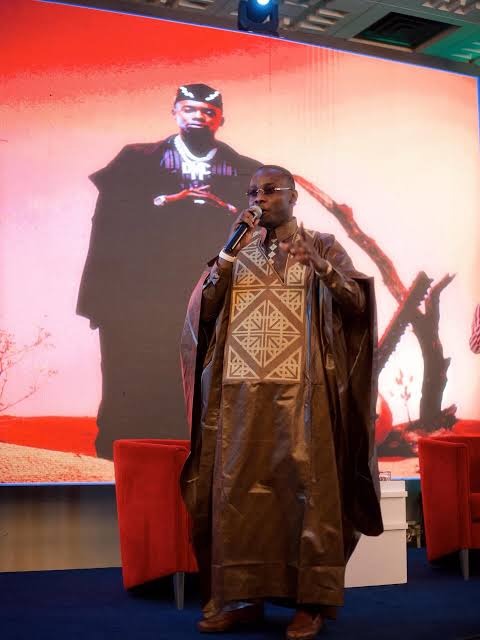 Sidiki Diabaté rend hommage au président Alassane Ouattara à travers la chanson “Bâtisseurs”